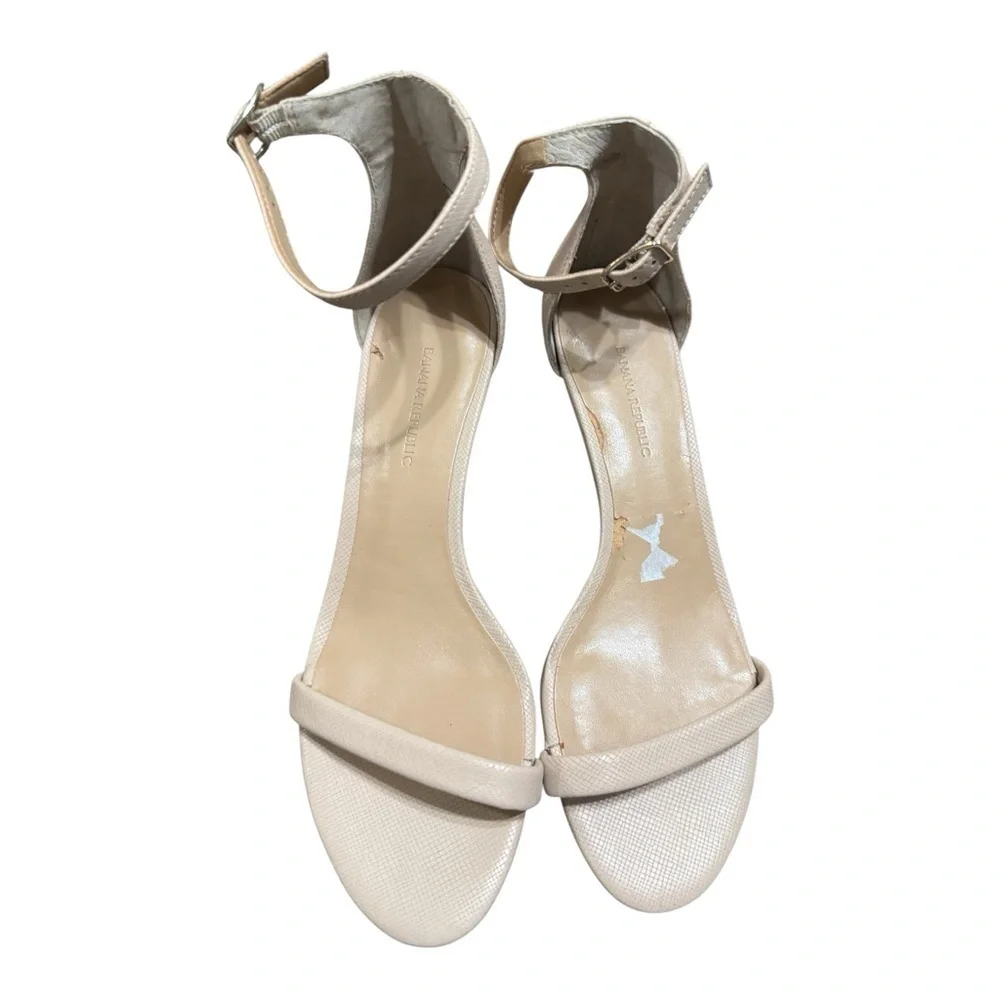 Banana Republic Beige Textured Ankle Strap Heels Sandals Women’s Size 7.5
